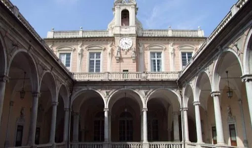 Un esterno del palazzo del Comune con orologio e cielo azzurro