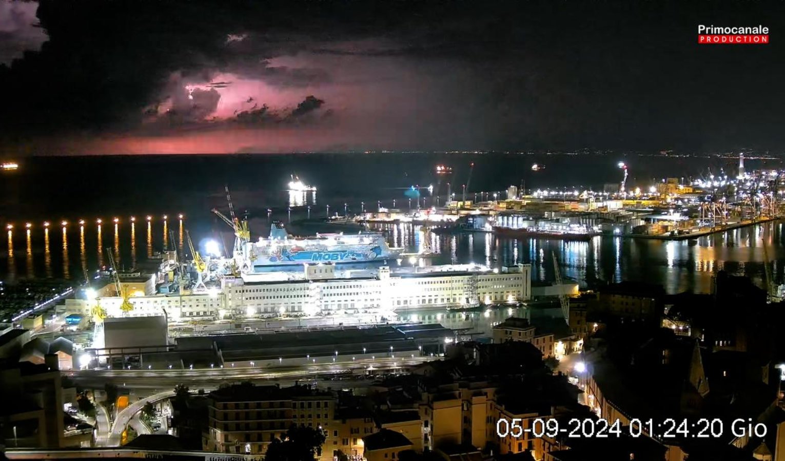 La notte dell'allerta, tempesta di fulmini su Genova: le immagini di Port View