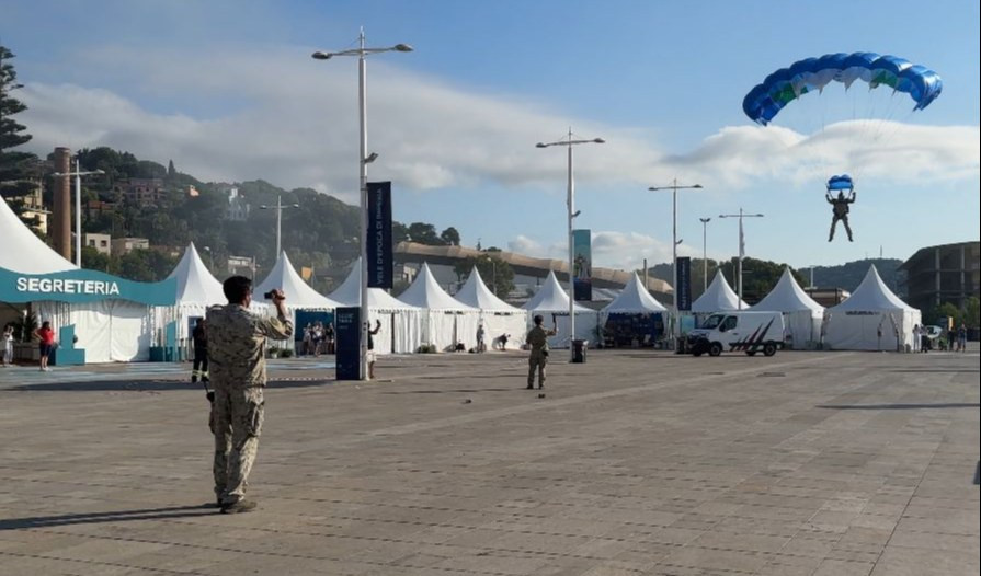 Imperia, alle Vele d' Epoca le prove dei paracadutisti