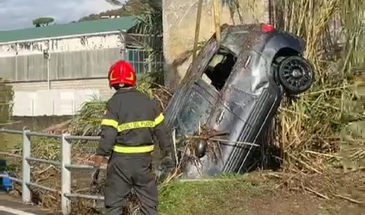 auto sospesa con uno davanti