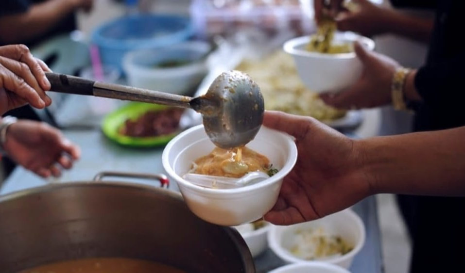 Un pasto caldo alla mensa dei poveri