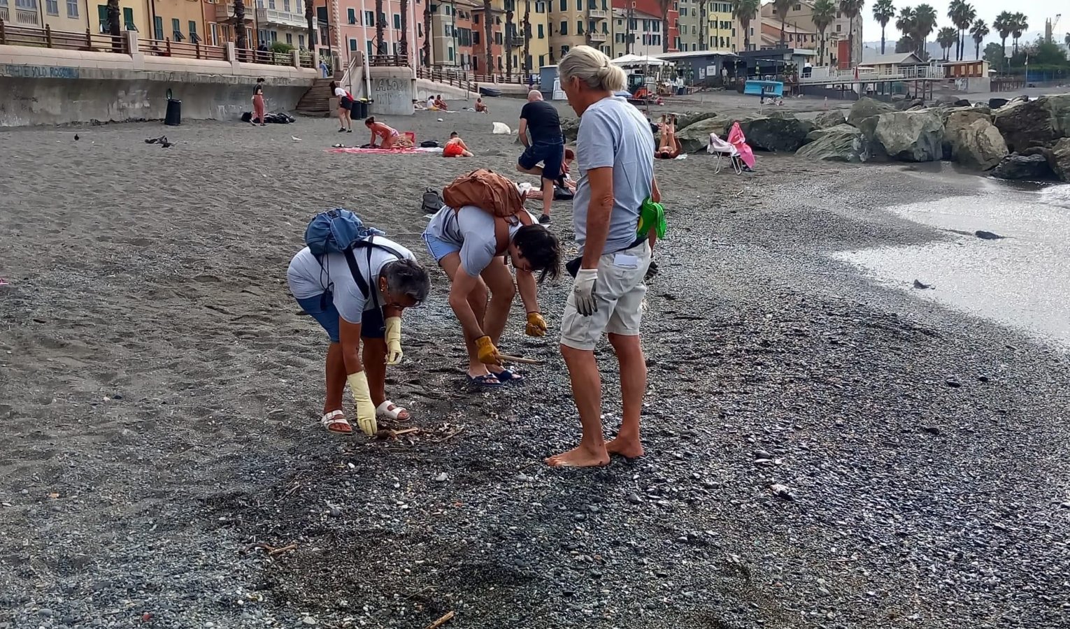 Genova, a Pegli i cittadini ripuliscono la spiaggia e il mare dalla 'rumenta'