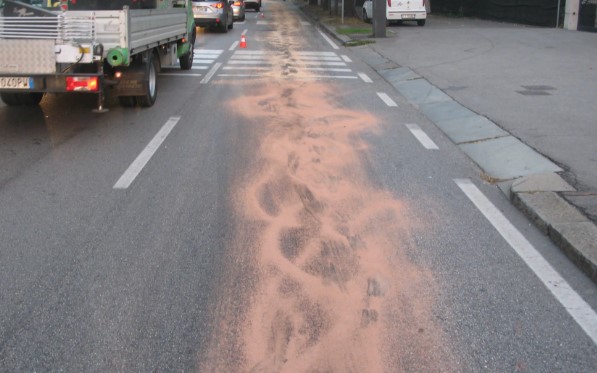 Sestri Ponente, perdita d'olio sulla strada: cadono due scooteristi