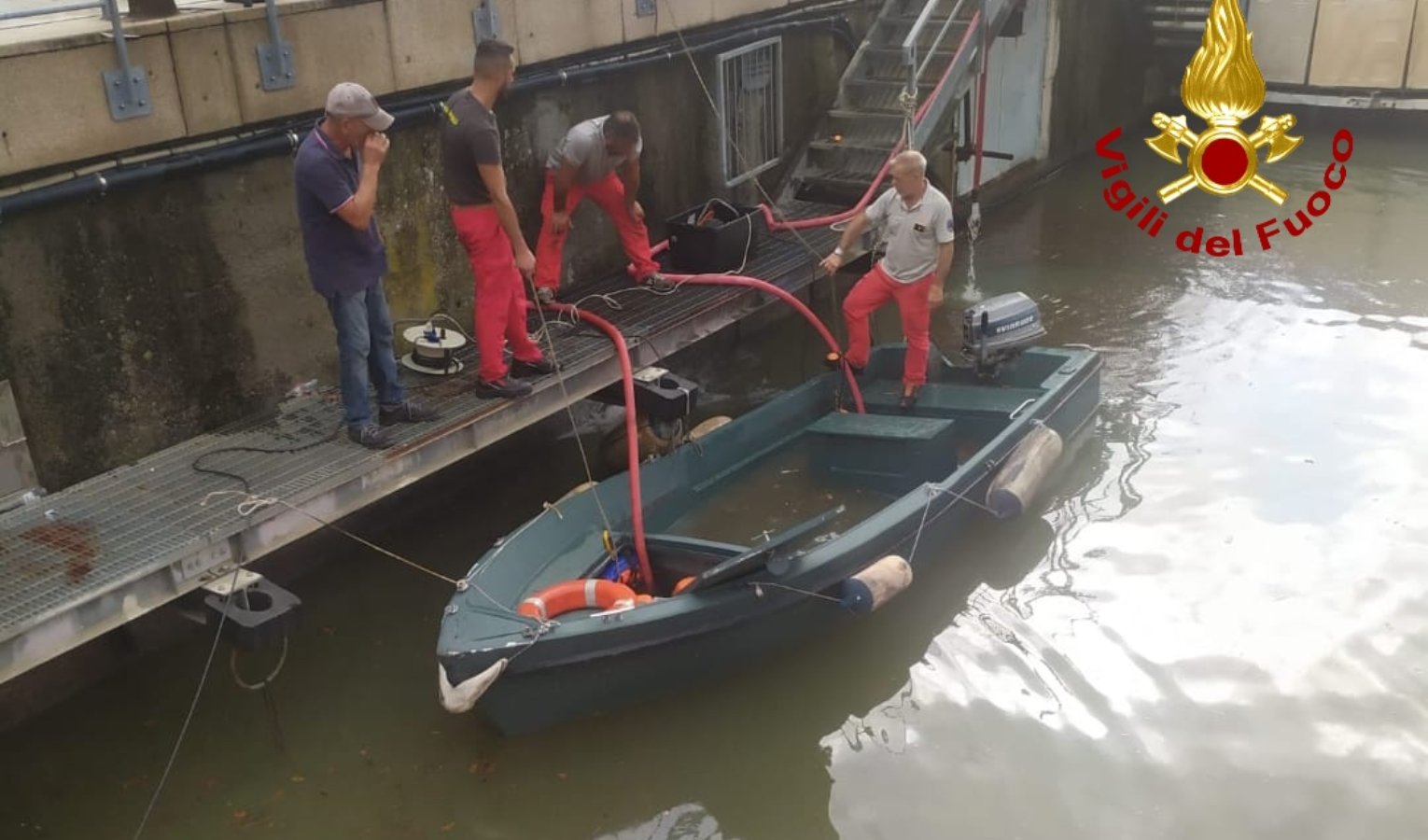 Genova, pescherecci a rischio affondamento: intervento dei sommozzatori