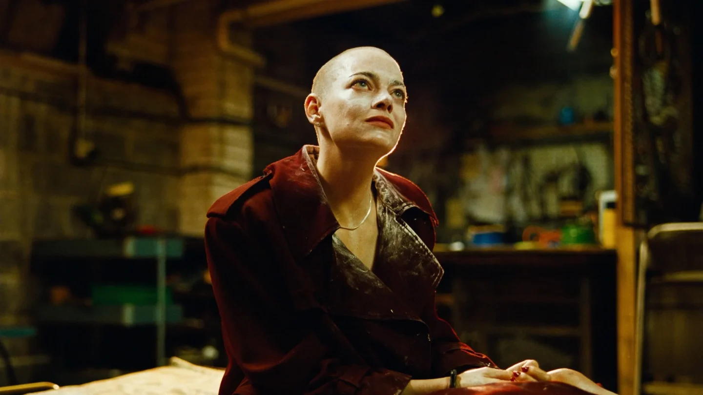 Il film della settimana: 'Bugonia', un thriller paranoico tra fake news e follia