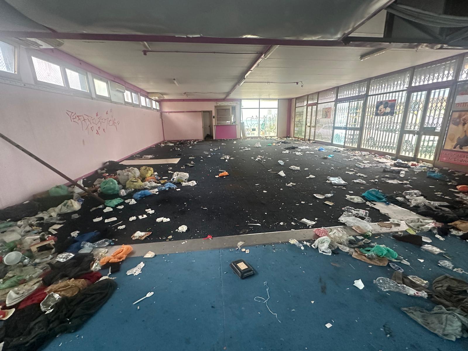 Foce, la vergogna dell'ex Mondobimbo trasformato in un maxi tugurio