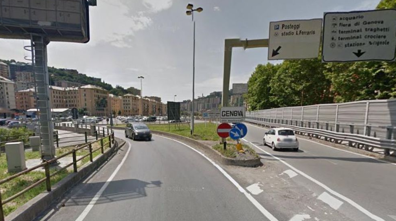 Camion perde olio, chiuso e poi riaperto casello Genova Est per bonifica