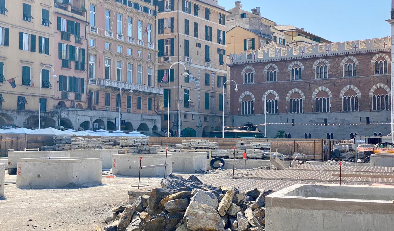 Genova, piazza Caricamento si rifà il look con 22 piante di Jacaranda 