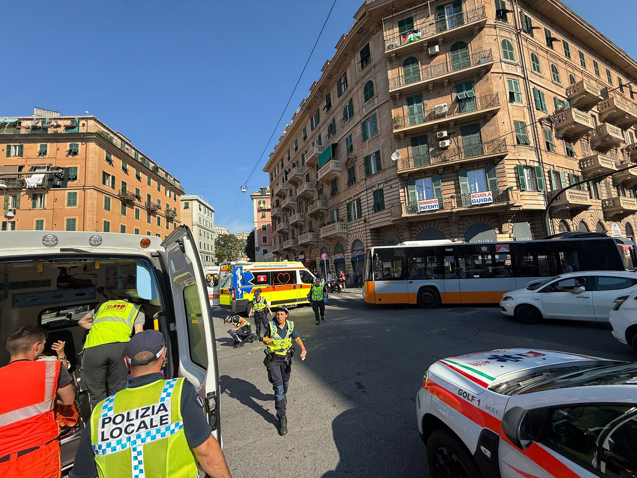Incidente in piazza Giusti tra tre scooter, uno passato col rosso: due feriti