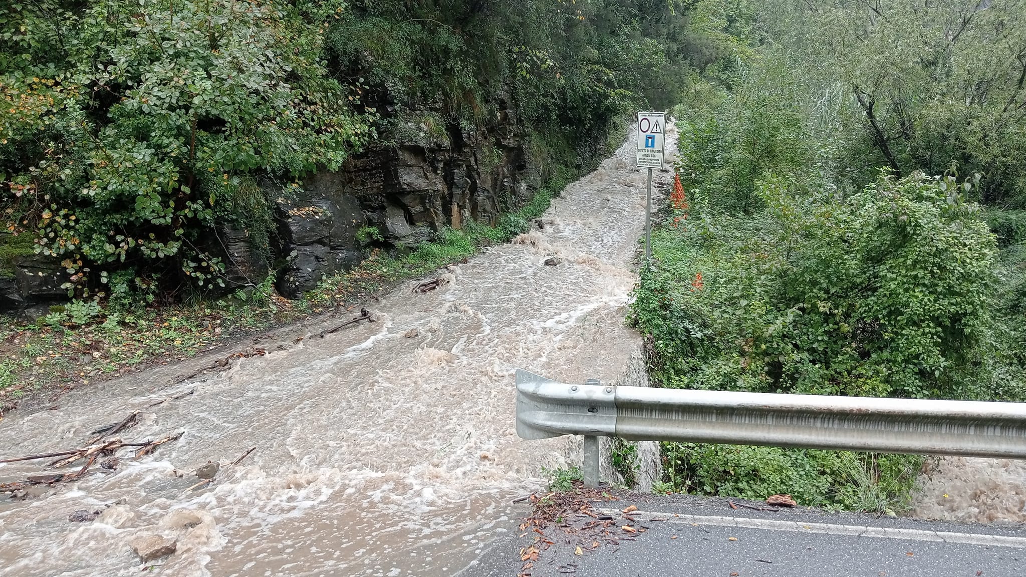 Imperia, maltempo a Pigna: strade come fiumi e disagi