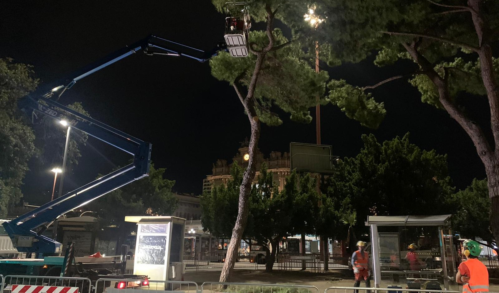 Pini di Brignole, iniziato l'abbattimento tra le proteste dei cittadini