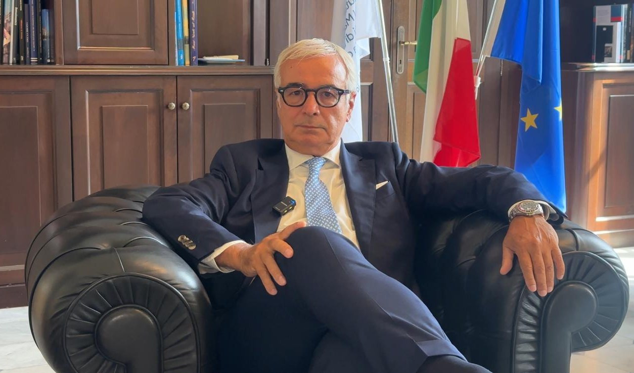 Un signore seduto su una poltrona