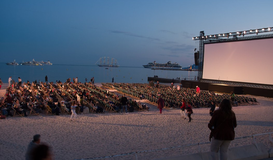 Cannes, la sera tutti in spiaggia a vedere film (gratis): è il ‘Cinema de la plage’