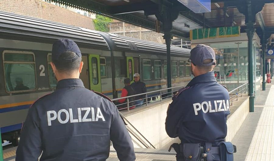 Ruba in stazione e sull'ambulanza che lo soccorre: arrestato