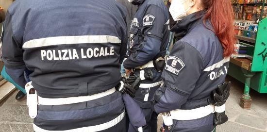 Scandalo polizia locale: 15 agenti accusati di pestaggi, furti di droga e soldi a tre arrestati, tra cui un minore