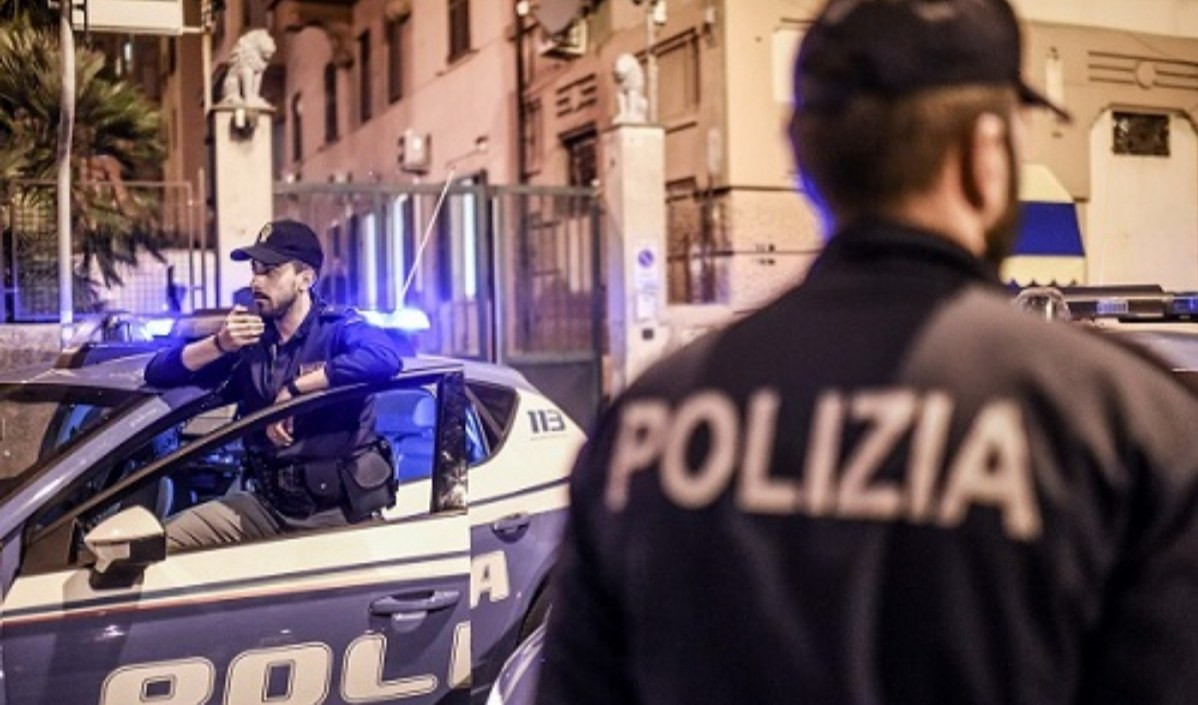 Genova, 37enne minaccia di morte e aggredisce due agenti: non sarebbe dovuto essere in Italia