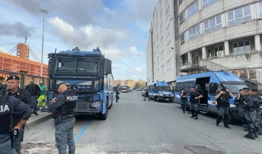 Genoa-Samp blindato con cani addestrati per l'ordine pubblico e idranti