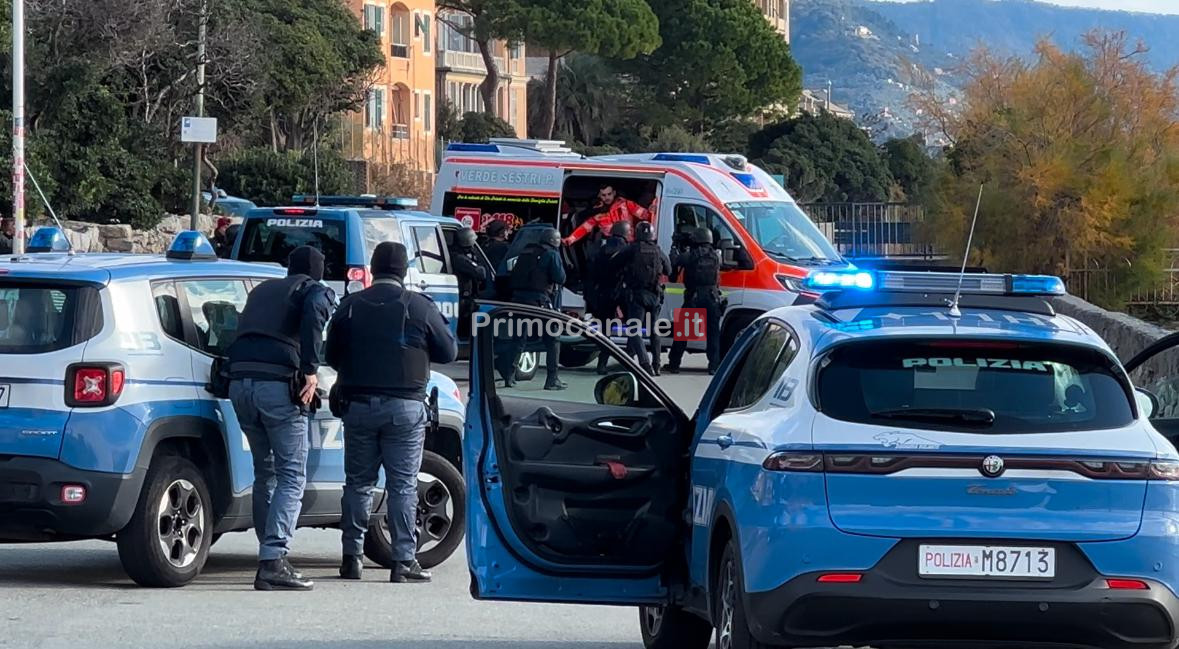 Blitz dei reparti speciali per ostaggi su un'ambulanza: esercitazione della polizia