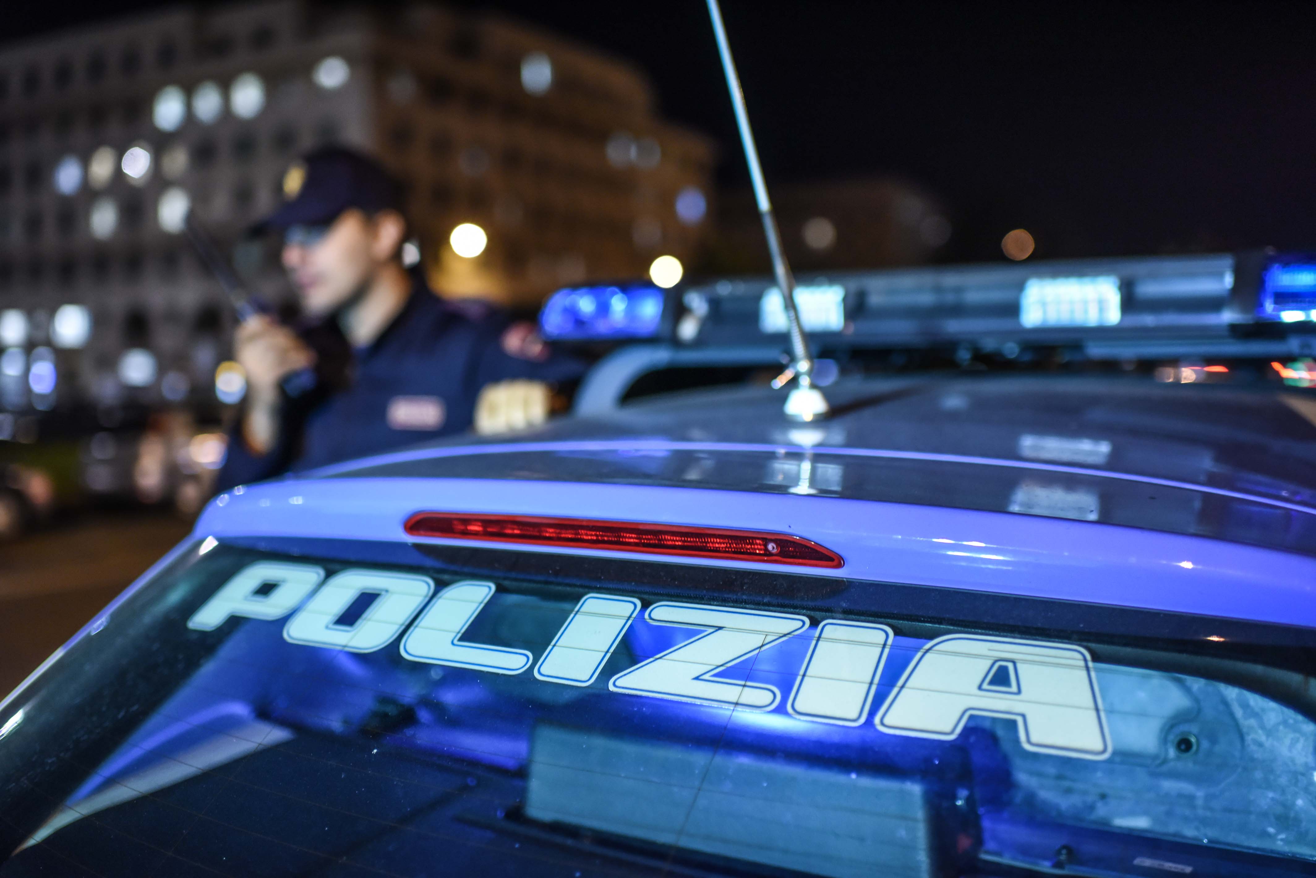 Un'auto con scritto polizia