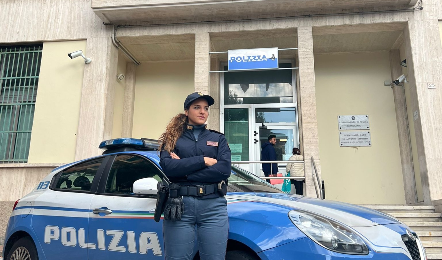 In giro per la città con un cellulare rubato negli slip