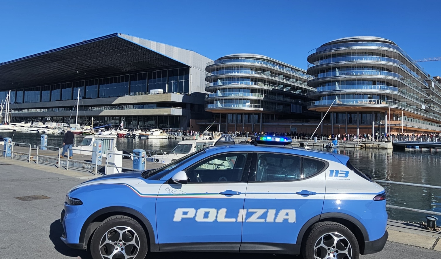 Un'auto della polizia ferma davanti a un edificio con molte vetrate