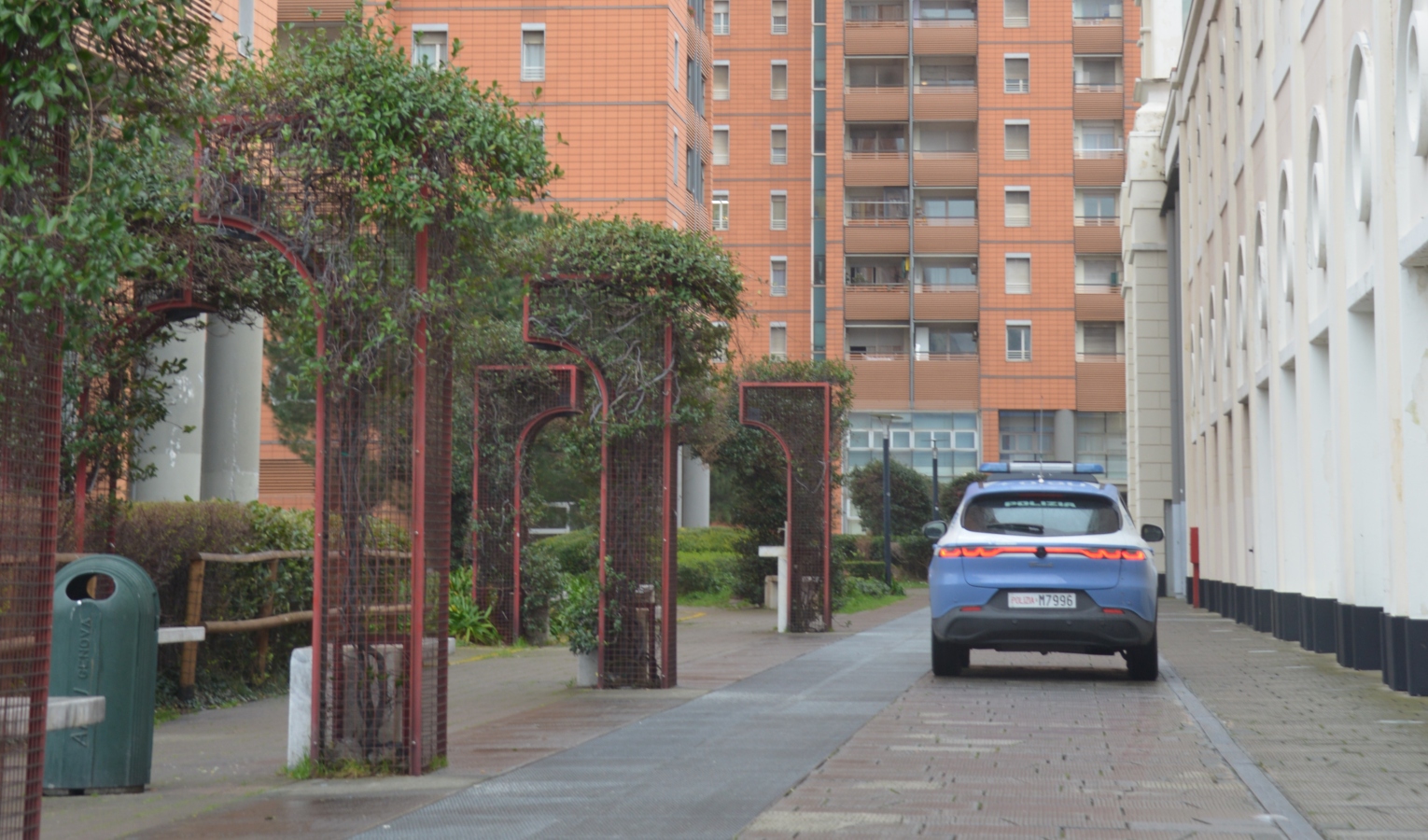 Rubano 900 euro di smartwacht alla Fiumara. Fermati, in auto avevano un lampeggiante della polizia