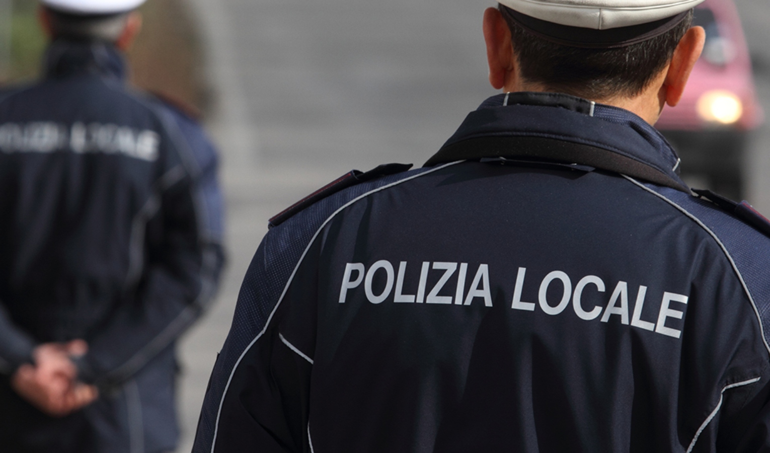 Presa a schiaffi e pugni dal marito si presenta agli agenti della locale in piazza Vittorio Veneto