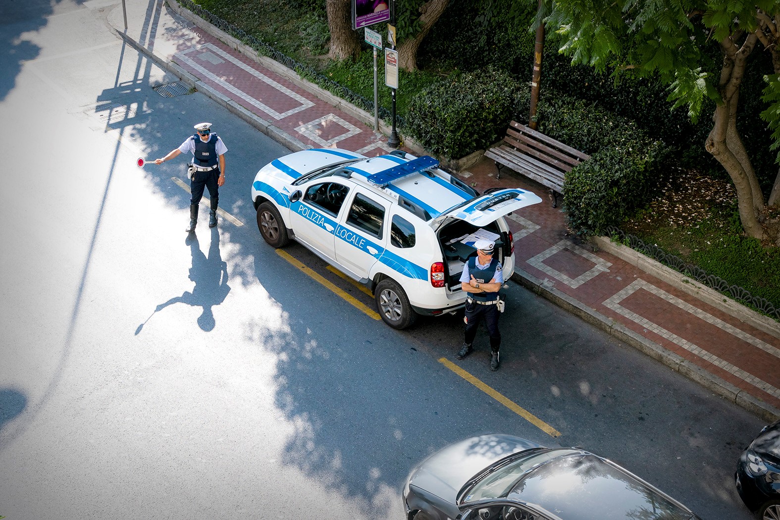 Ubriaca al volante causa un incidente: maxi multa e patente ritirata