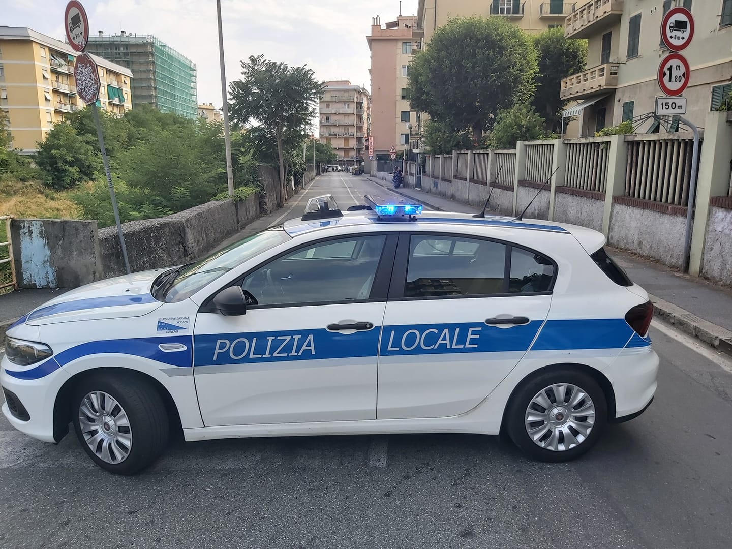 Un'auto della polizia locale