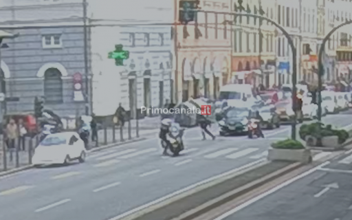 Non si ferma all'alt e investe agente della polizia locale: il video 