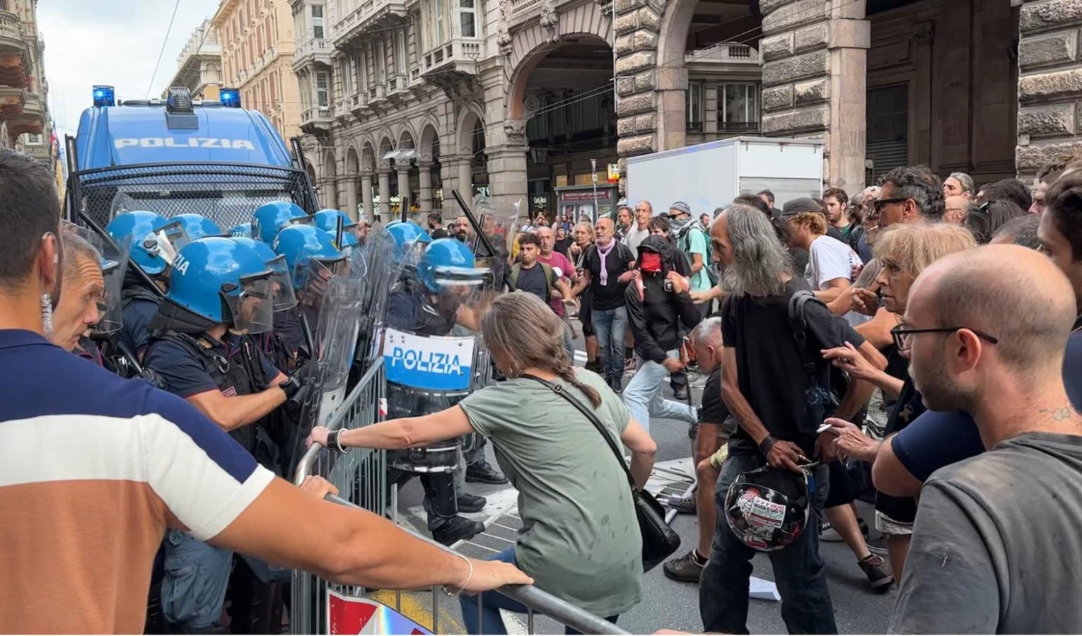 Genova, tensione e spintoni per contestare Forza Nuova