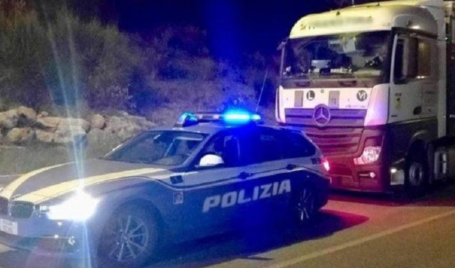 Coppia esibizionista fa sesso in una piazzola dell'A12 davanti ai camionisti