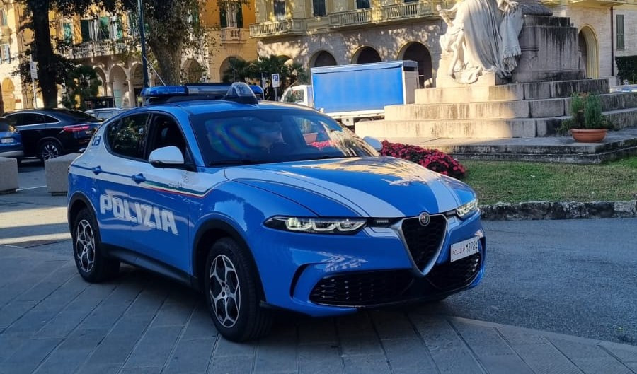 Chiavari, denunciati due giovani: addosso avevano droga e coltelli