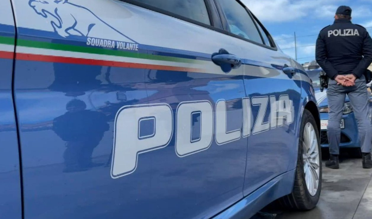 un'auto con scritto polizia e un uomo poliziotto