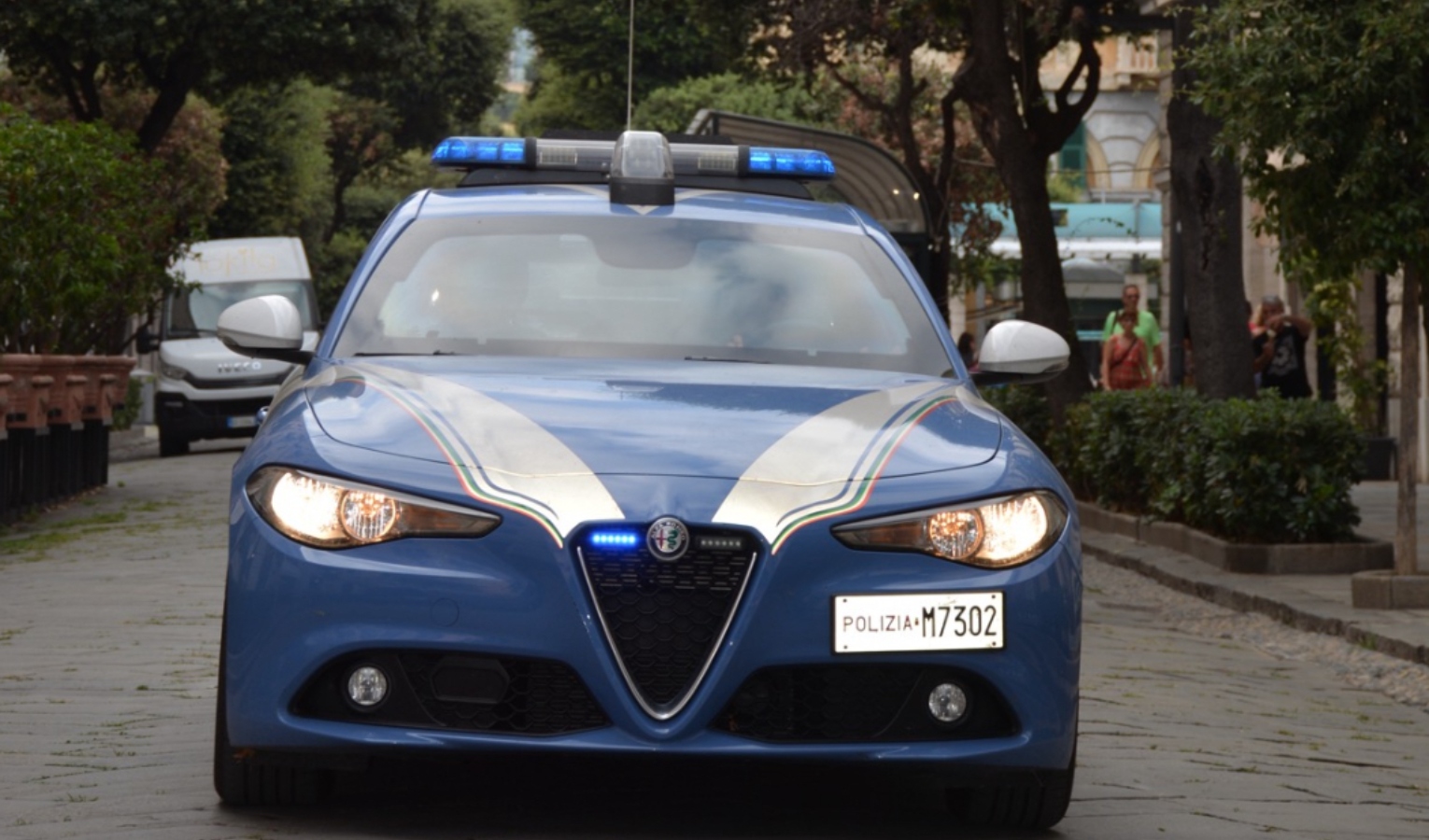 Una volante della polizia in strada