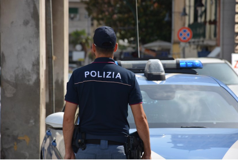 Nasconde 16 kg di coca liquida al supermercato, arrestata commessa