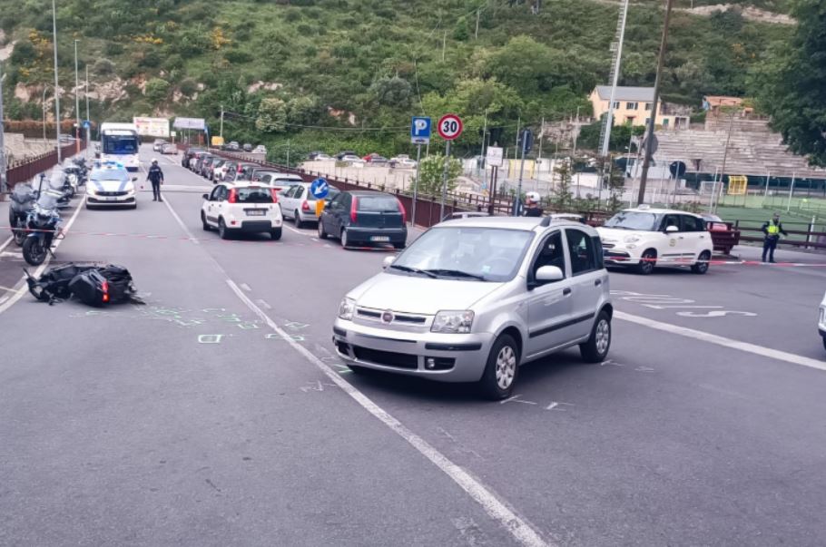Paura per scontro fra scooter e auto sul ponte del Lagaccio, ma il ferito migliora in ospedale