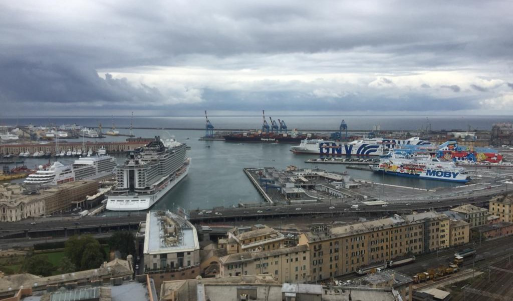 Ricambi auto senza documenti in un veicolo al Porto di Genova: sequestrati