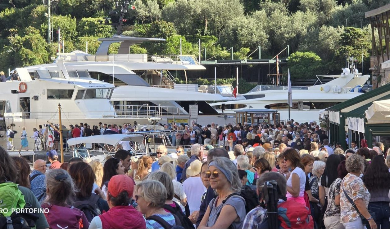 Bloccano gli antitaccheggio con un jammer e rubano 5mila euro in borse di lusso: denunciati