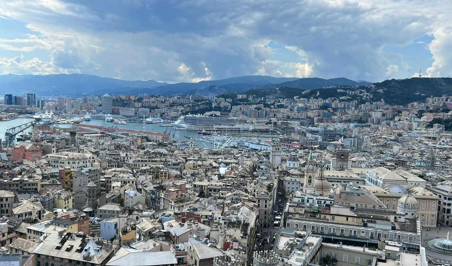 Un panorama con tante case e un porto 