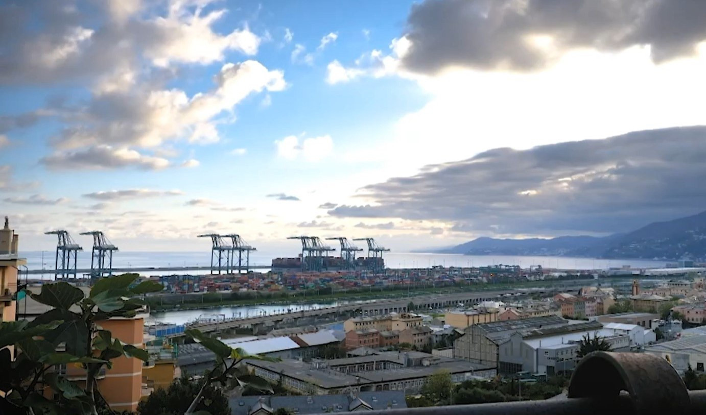 Un porto con delle gru e un cielo nuvoloso 