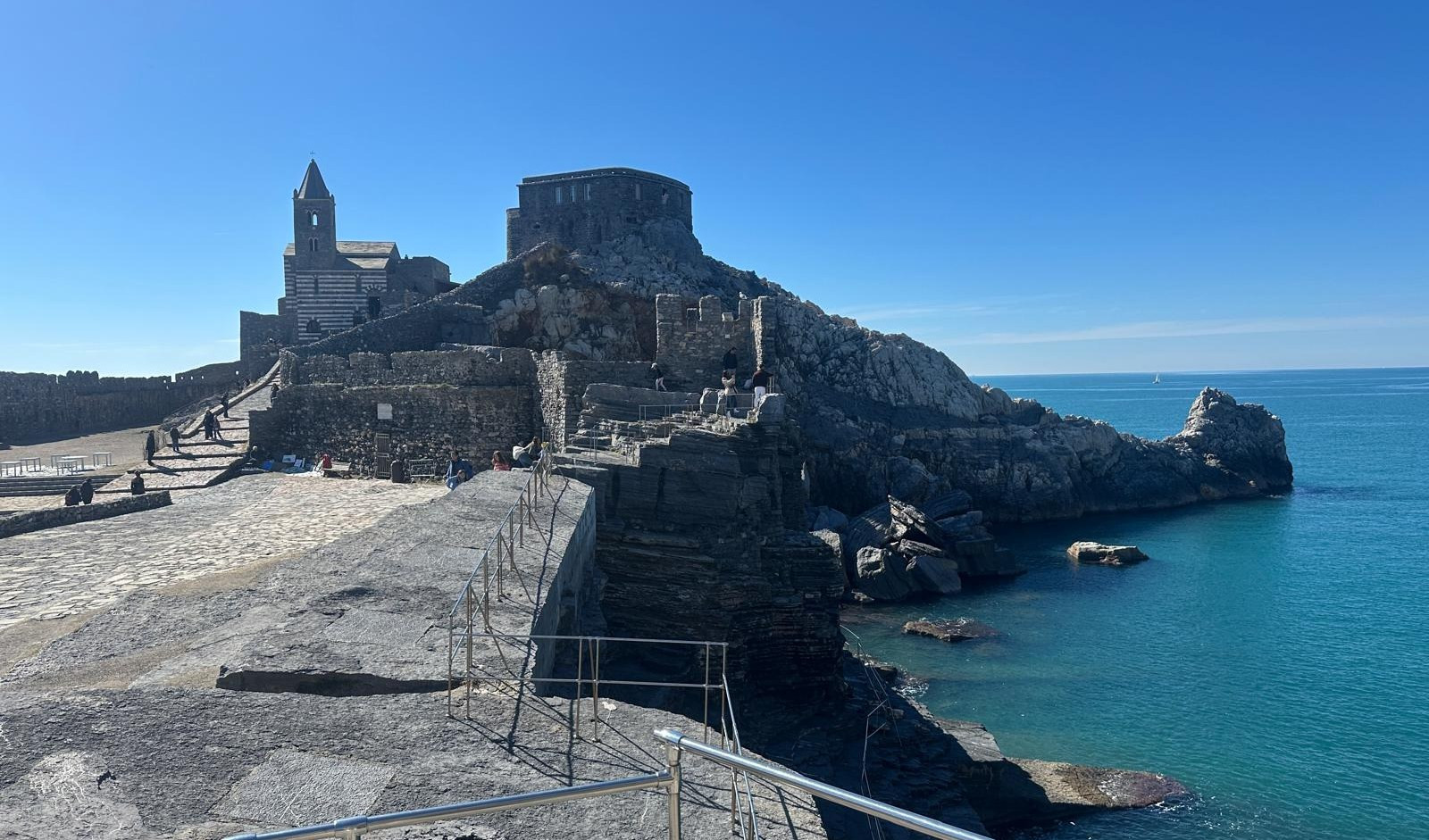 Una chiesa sulle rocce a picco sul mare 