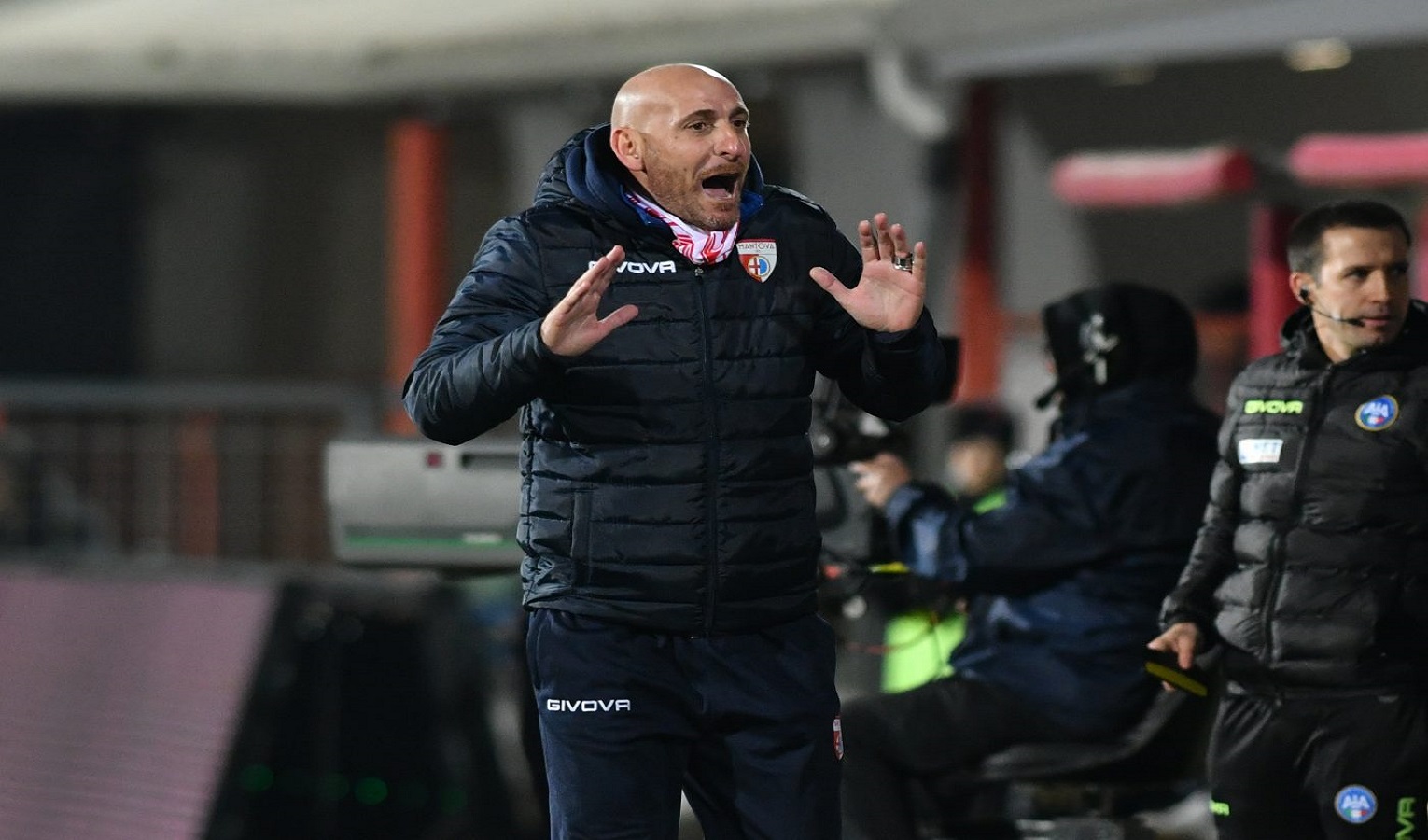 Un uomo coperto che si lamenta