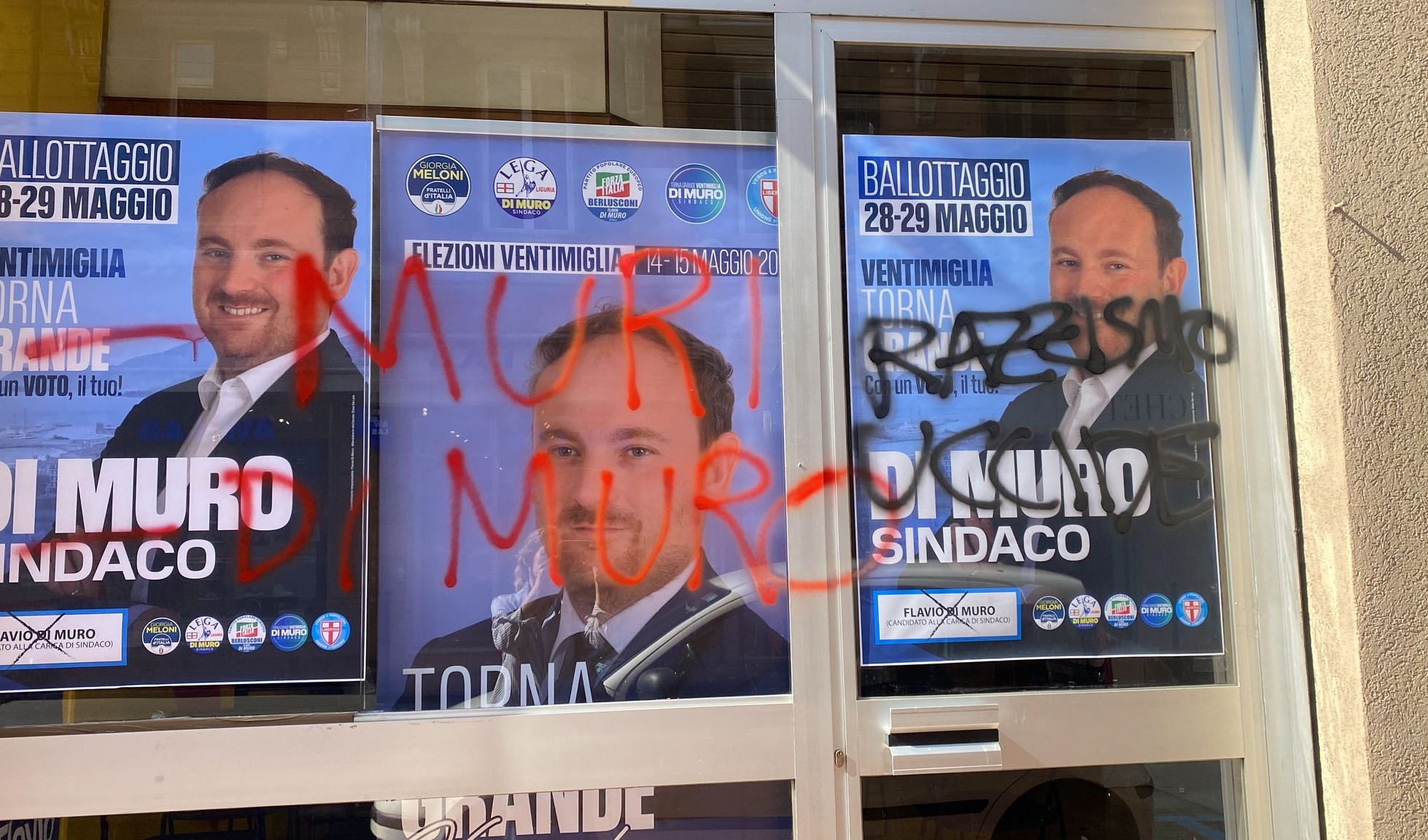 Ventimiglia, no borders vandalizzano point elettorale 