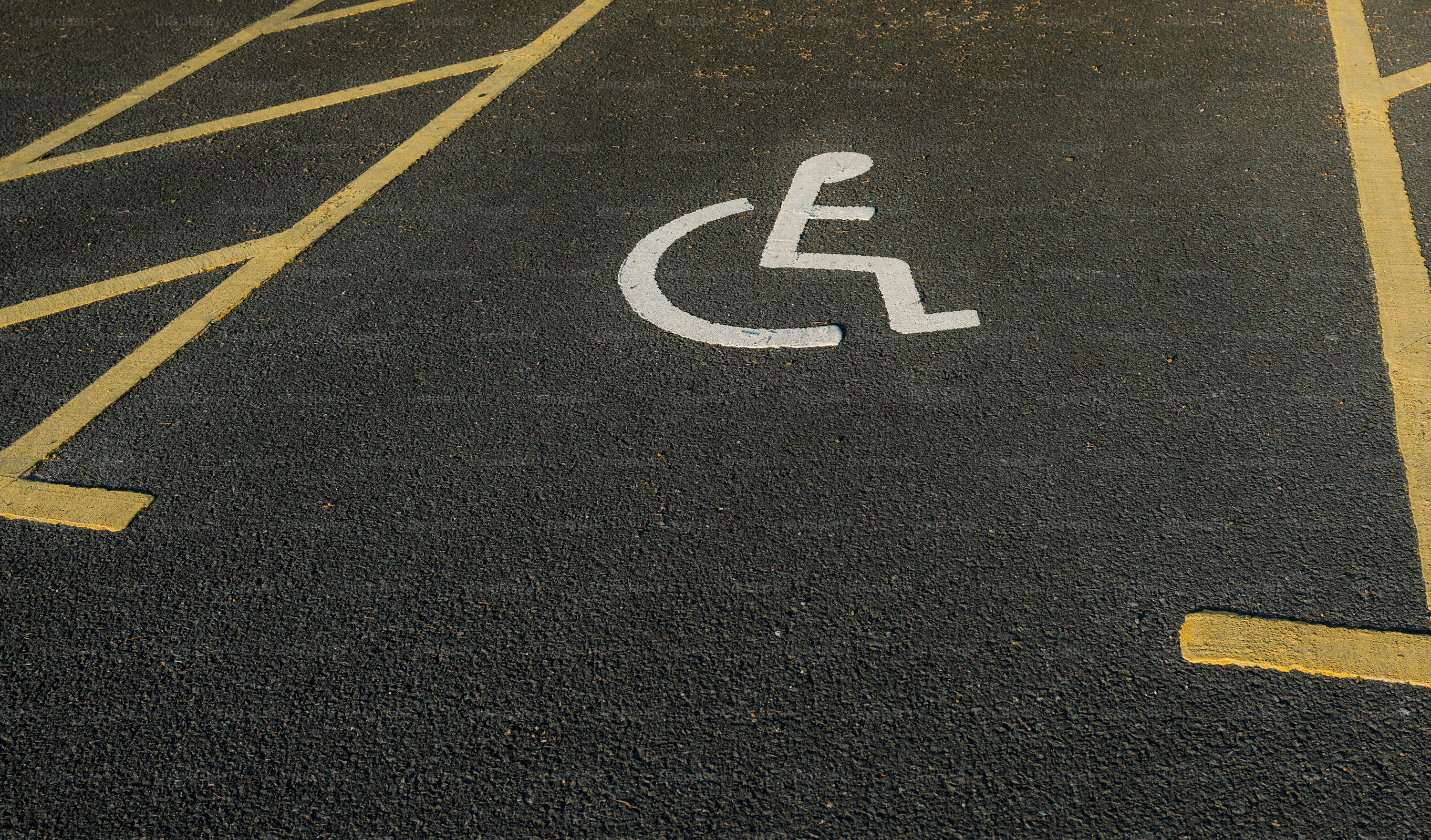 Falsario di documenti arrestato dalla polizia locale: auto su posto disabili lo tradisce