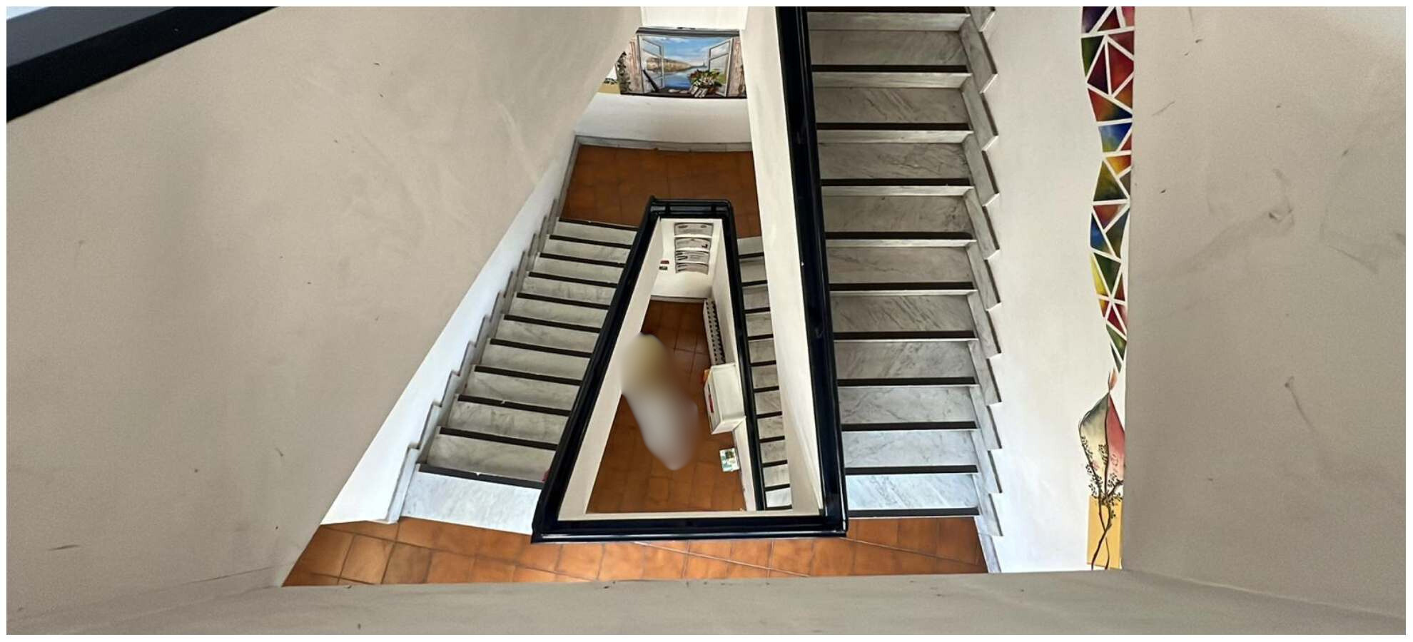 Donna cade dalle scale e muore dopo una lite con il fidanzato: indagini in corso