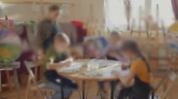 Maestro 40enne indagato e sospeso da scuola: baci e carezze alle bambine