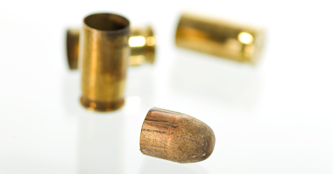 Proiettile nella buca delle lettere del vicino, anziano nei guai per armi modificate