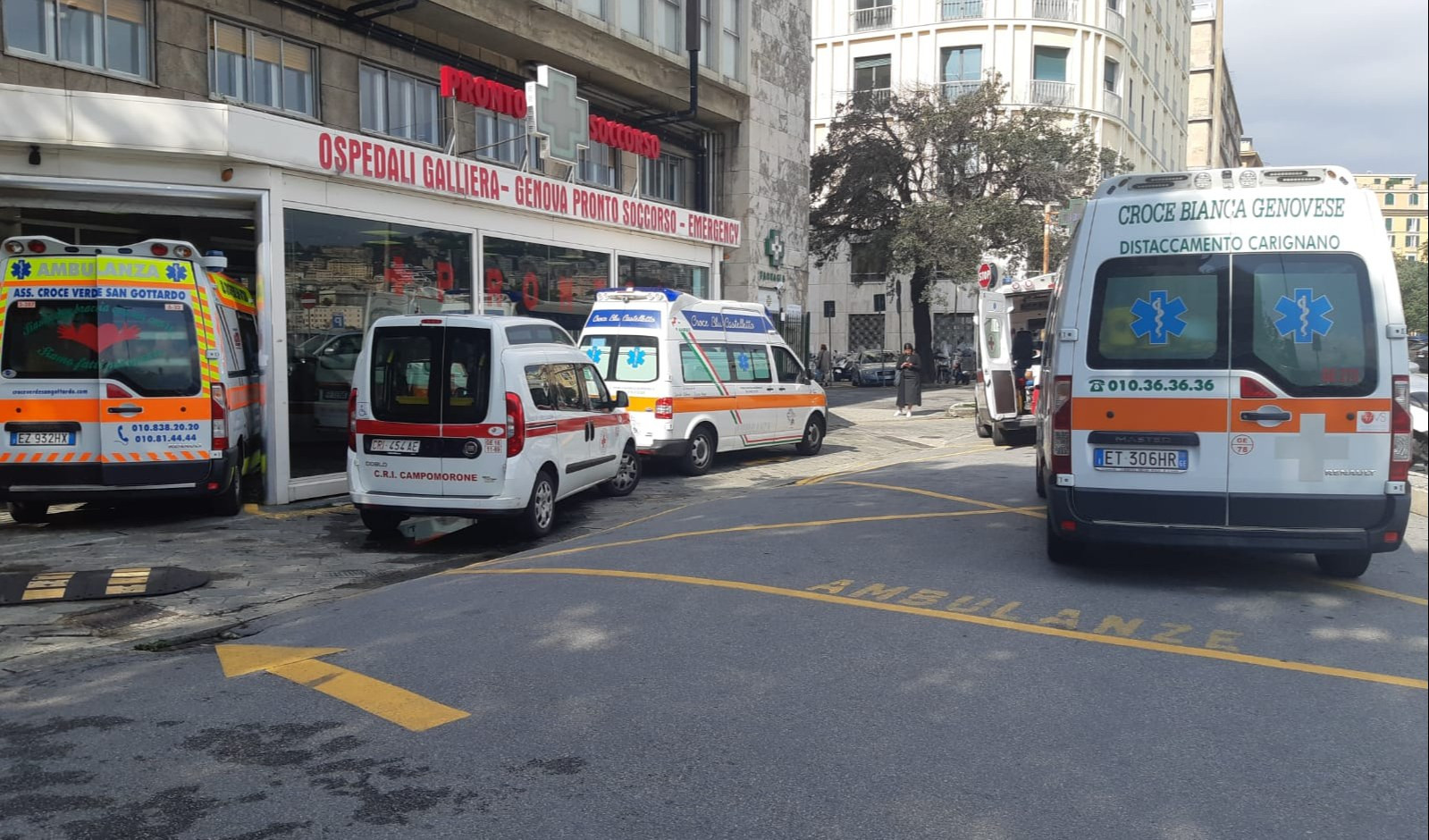 Ambulanze parcheggiate fuori da un pronto soccorso