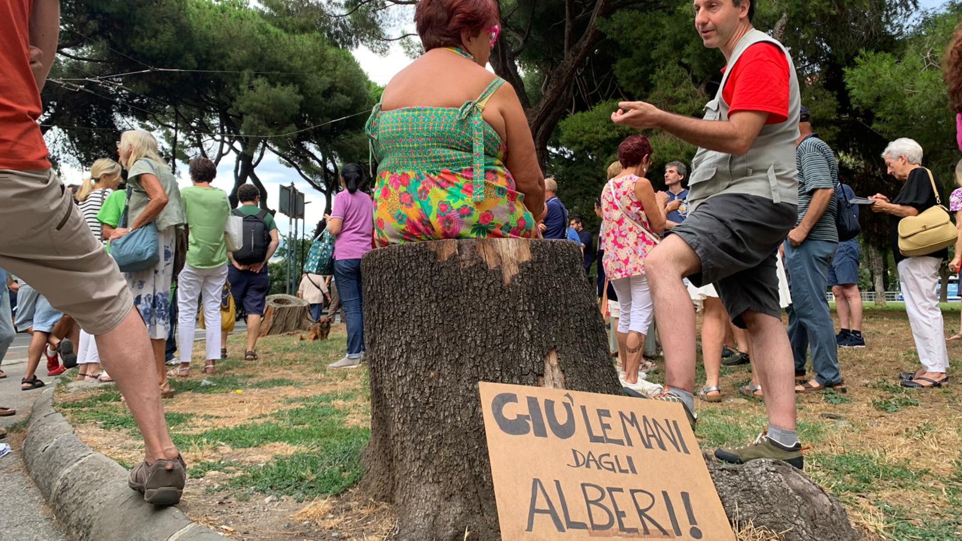 Genova, abbattimento pini davanti a Brignole: la protesta in piazza dei cittadini